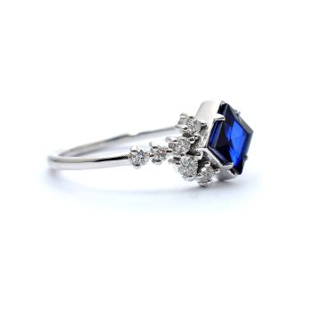 White gold ring with diamonds 0.15 ct and sapphyre 0.85 ct